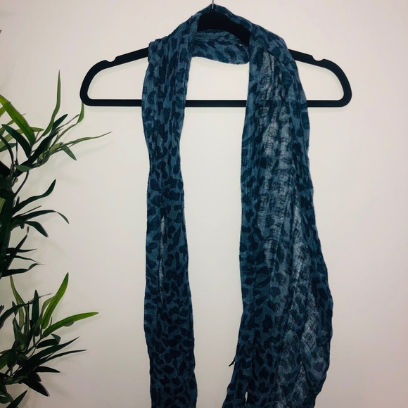 Blue cheetah scarf š